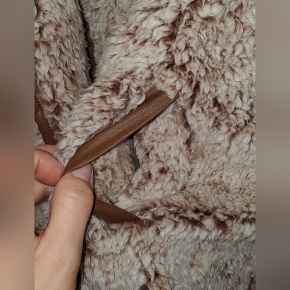 𝅺davi & Dani sherpa Fuzzy super soft Vest with Faux Leather Trim size Medium - Picture 3 of 10